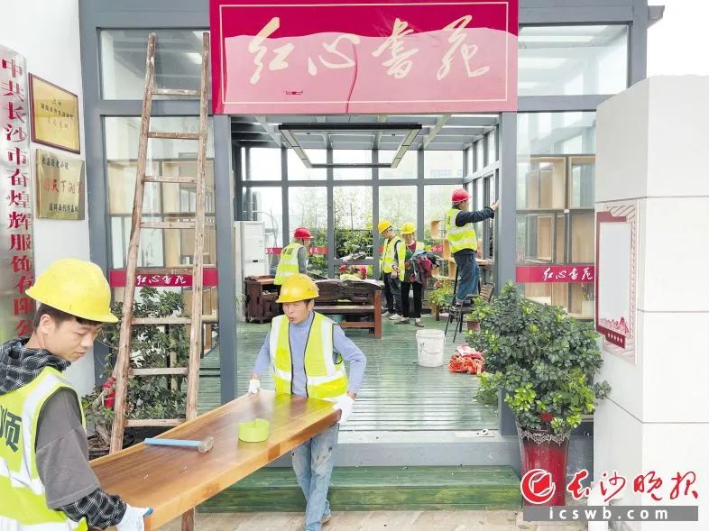 拆違現場工人們將陽光房內的東西搬離長沙晚報全媒體記者彭瑋蔚攝圖片